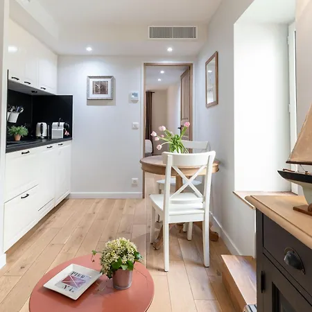 Les Petits Volets A 100m De La Apartment