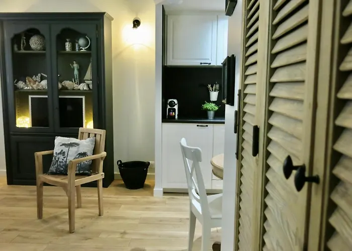 Les Petits Volets Apartament *