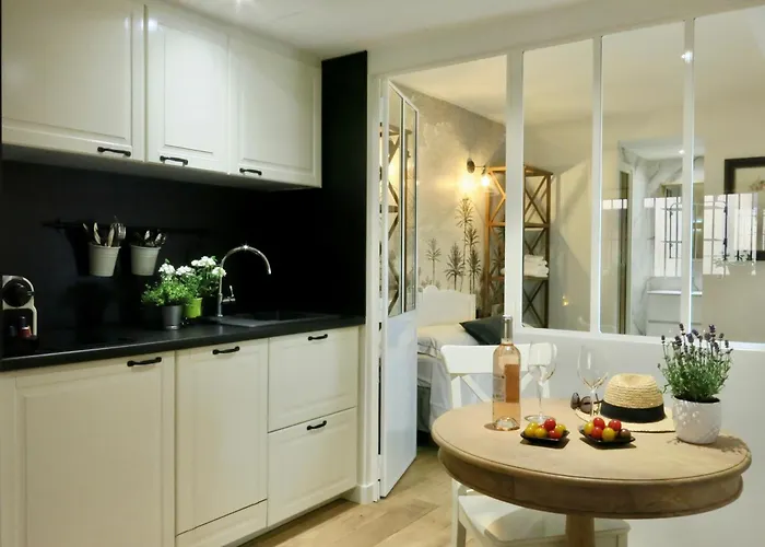 Les Petits Volets Apartament *